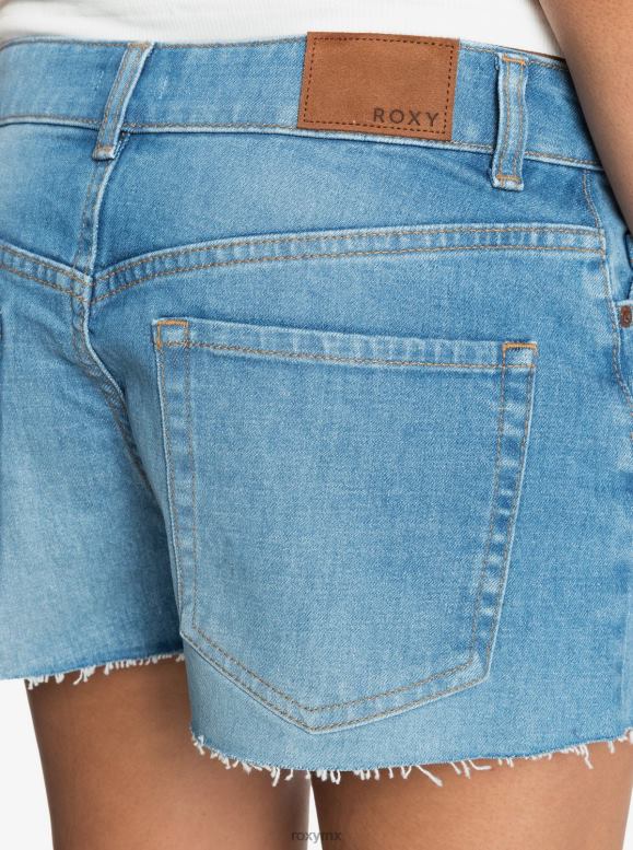 Roxy mujer besando los pantalones cortos de mezclilla 68XP0505
